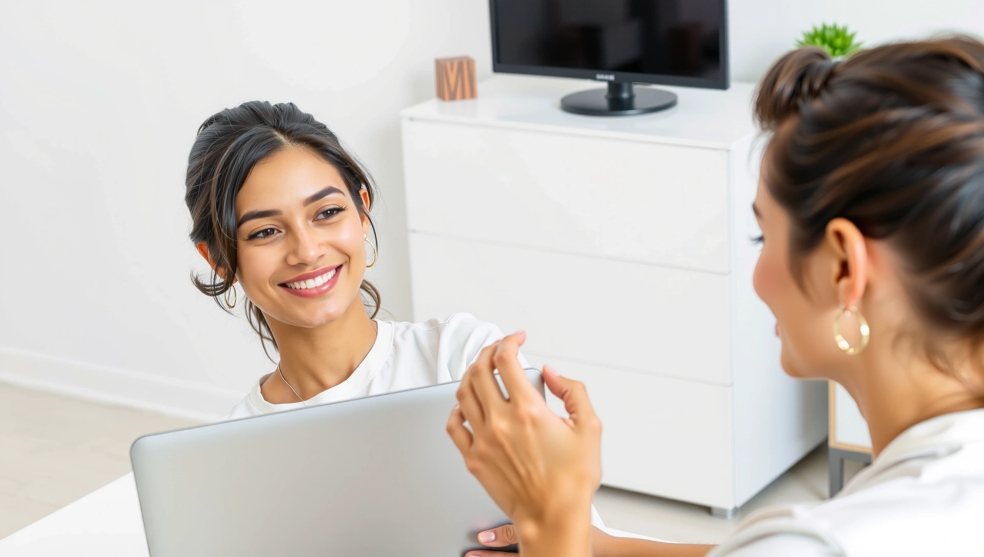Nutricionista sonriente realizando una consulta online con un cliente en una pantalla, simbolizando asesoramiento a distancia.